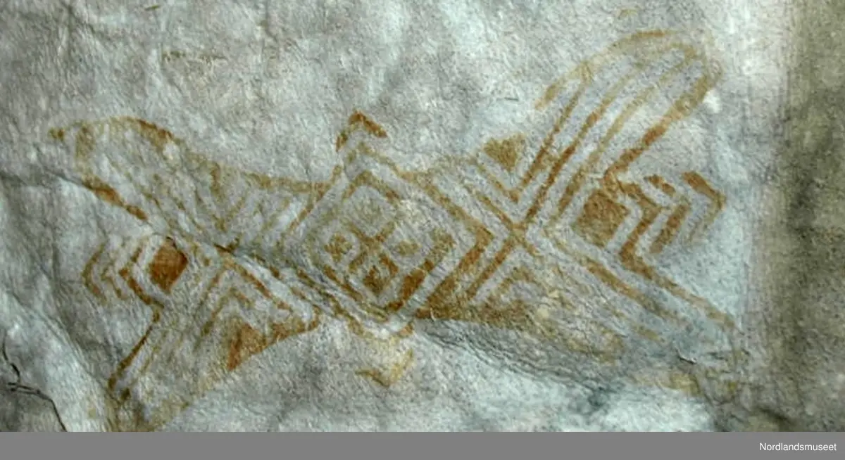 Skinnfellen er dekorert med ulike fellmønster. Kors, rosett, ulike border, hjerte, sløyfe m.m. 6 av fellmønstrene finnes i samlingen av fellstempel FA.G.00695 (Bilde 3-8 + se referanser). De tre mønstrene på bilde 9-11 har vi ikke fellstemplene til.