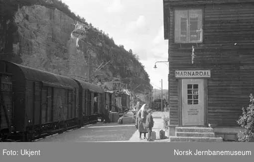 Marnardal stasjon med godstog