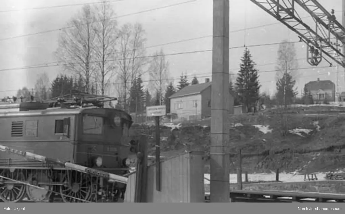 Dal stasjon : planovergang med advarselskilt