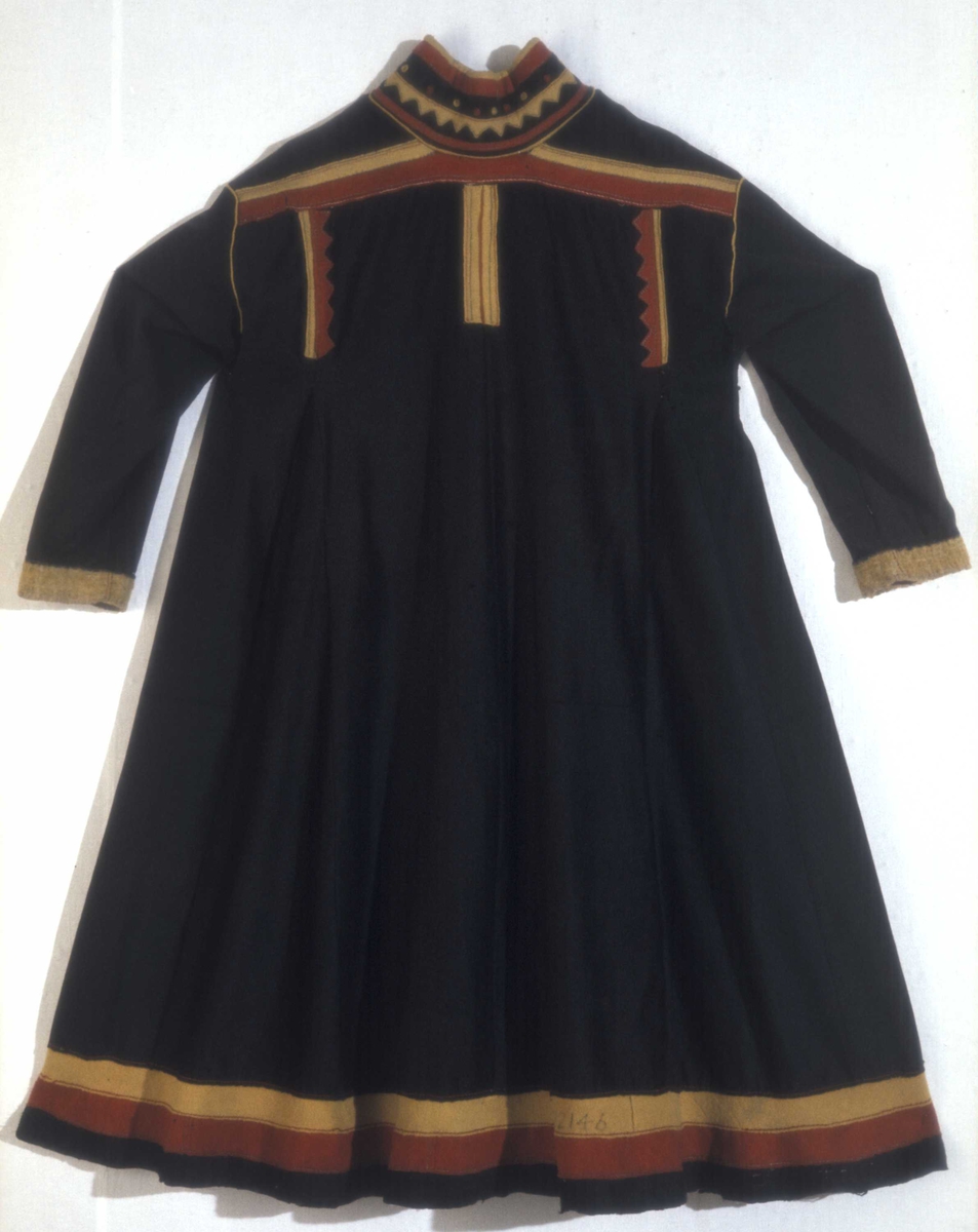 Svart kofte av klede med dekor av gult, rødt og beige klede.