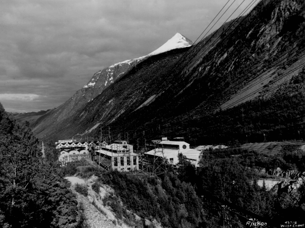 Kraftstasjonen i Vemork på Rjukan i Vestfjorddalen i Tinn. Gaustatoppen i bakgrunnen.