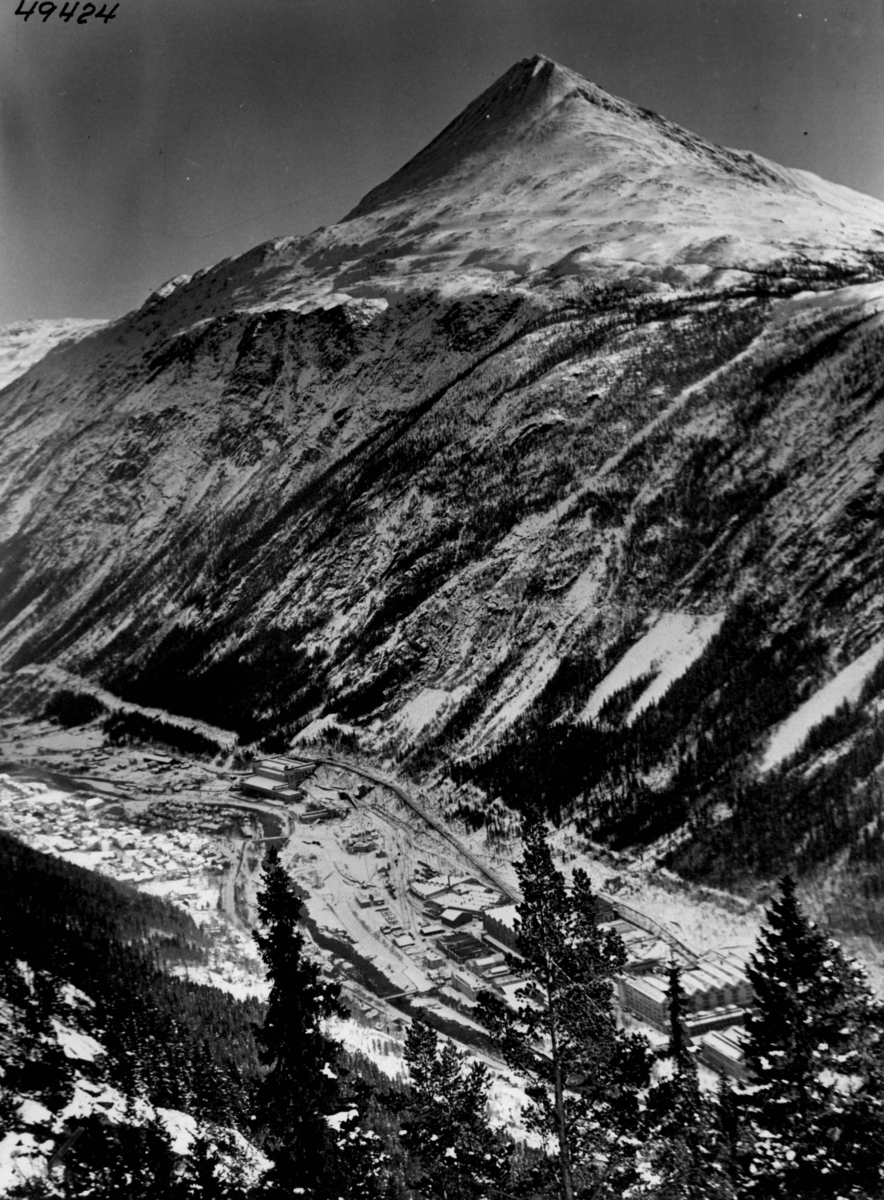 Vinter i Rjukan ved gaustatoppen i Vestfjorddalen. Dyp dal med høye fjell langs elv og bebyggelse.