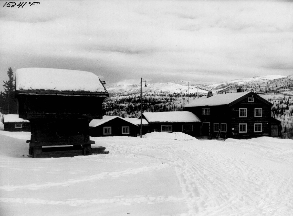 Rjukan idrettsforenings skihytte Hjerdalskleiva. Gårdstun