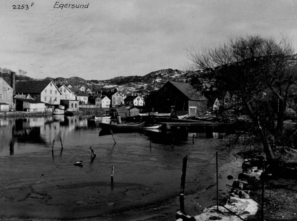 Egersund Fayancefabrik ble etablert i 1847 og var i virksomhet til 1979. Ved fabrikken ble det laget fajanse, hovedsakelig brunt steintøy med mye av den lokale blåleira i, men også gule serviser av engelsk leire.