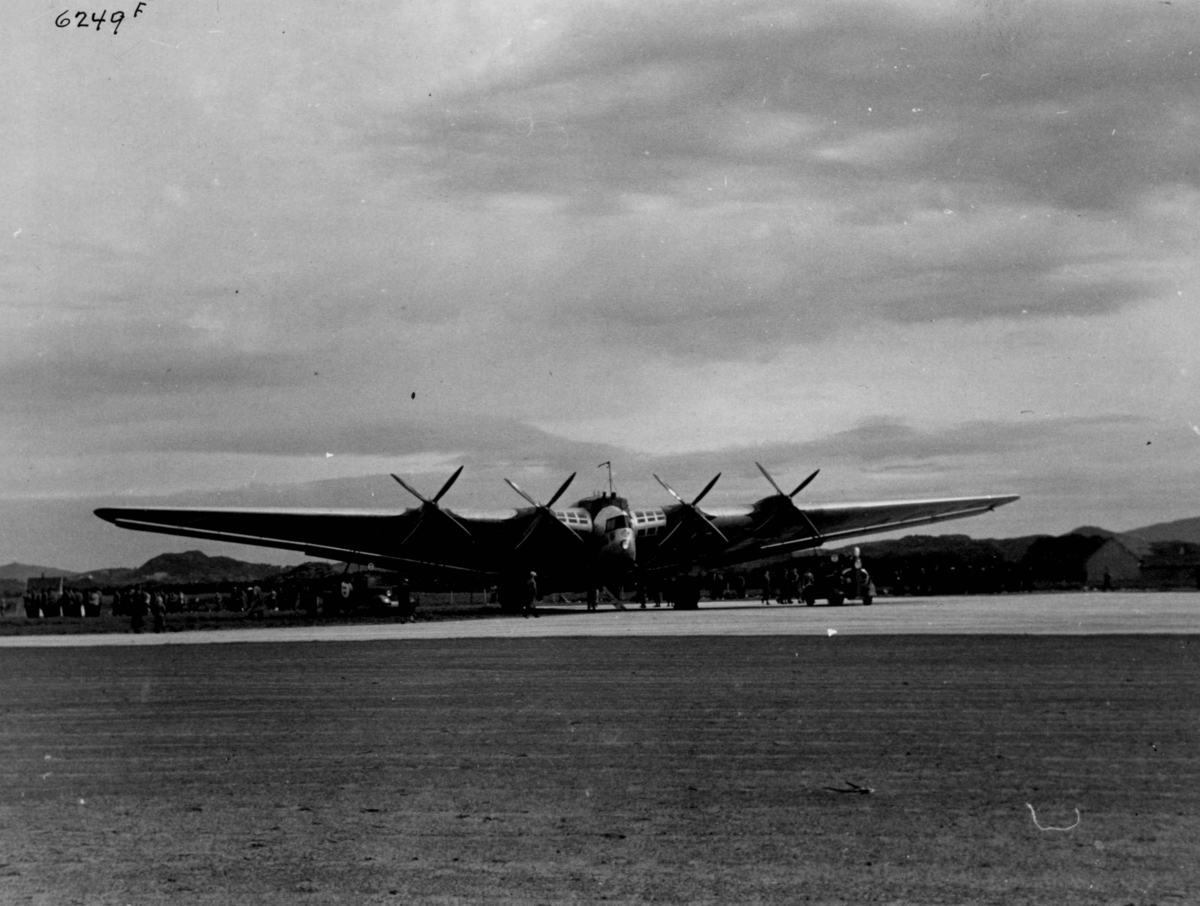 Fly av typen Junkers G.38, på Sola flyplass ved Stavanger. Fotografert av Anders Beer Wilse i 1937.