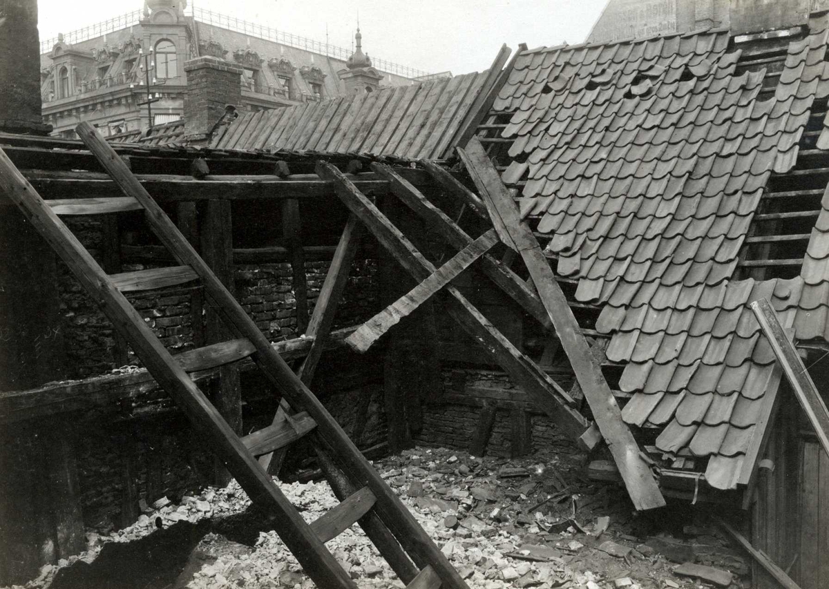 Tollbugata 14, Oslo. Hus under riving, fra taket. Nå på Norsk Folkemuseum. Håndtverkergården/Bokbindergården.