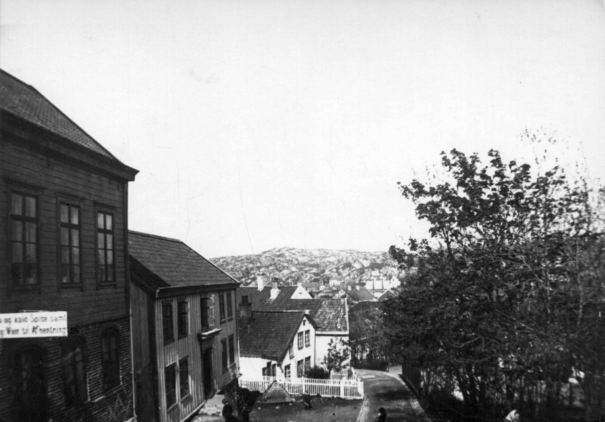 Gatebilde fra Vågebakken, Kirkelandet, Kristiansund 1883.