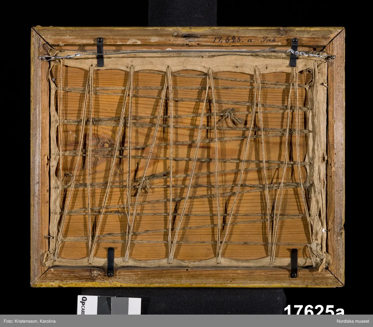 Scen, utflykt vid sjöstrand a)
Landskap, sjölandskap med båtar och byggnad b)