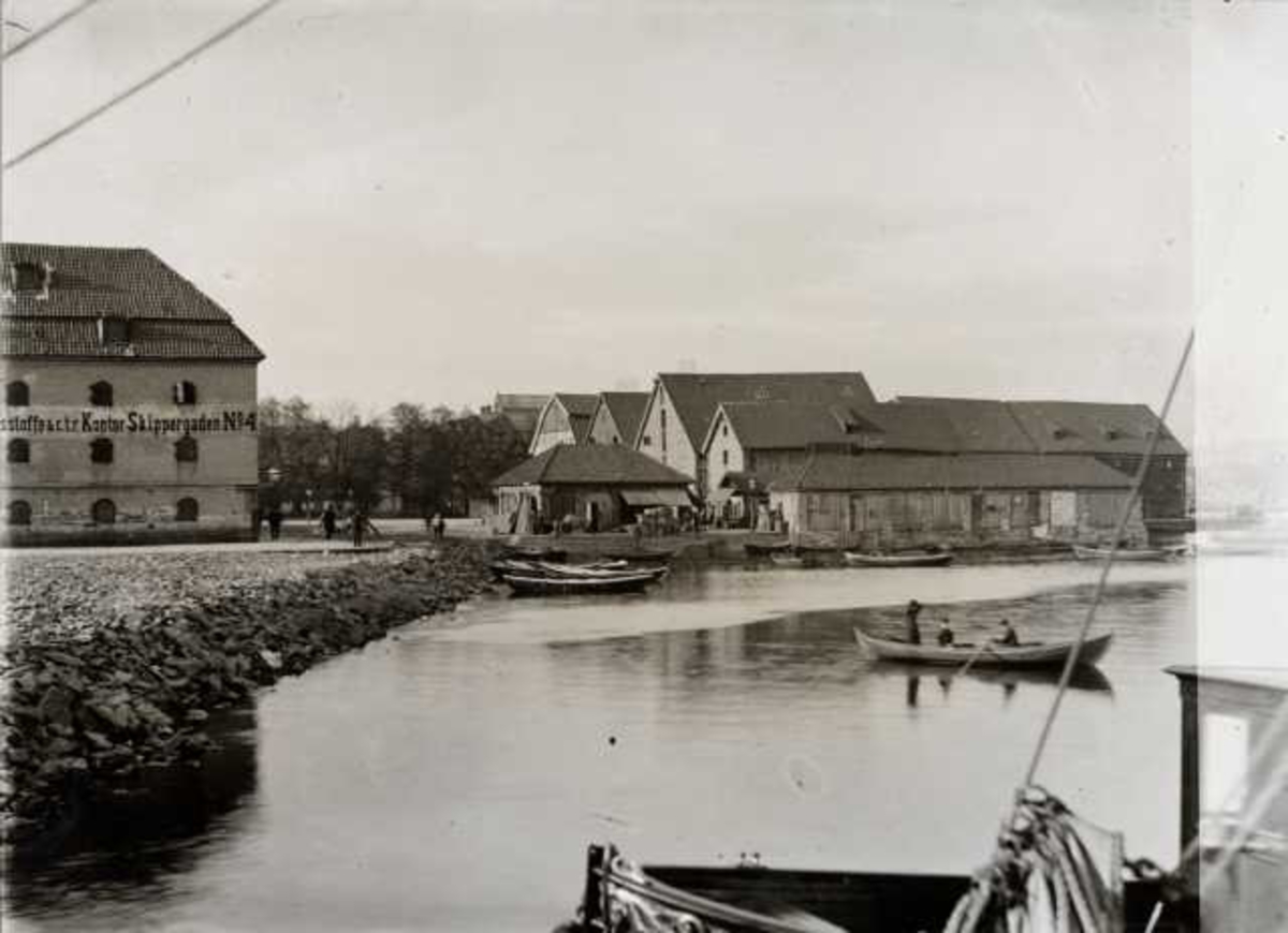 Sjøbod nr, 42, Oslo. Havnen med robåter og sjøboder.