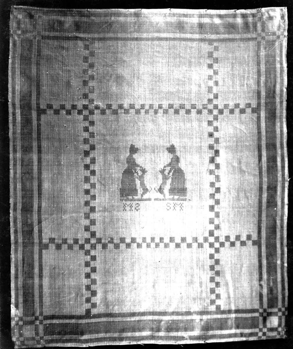 Hvit serviett med dame med hund., stripebord. Vevet av Inger Johanna Møinichen på 1830-tallet. Norsk hjemmevevet damask.