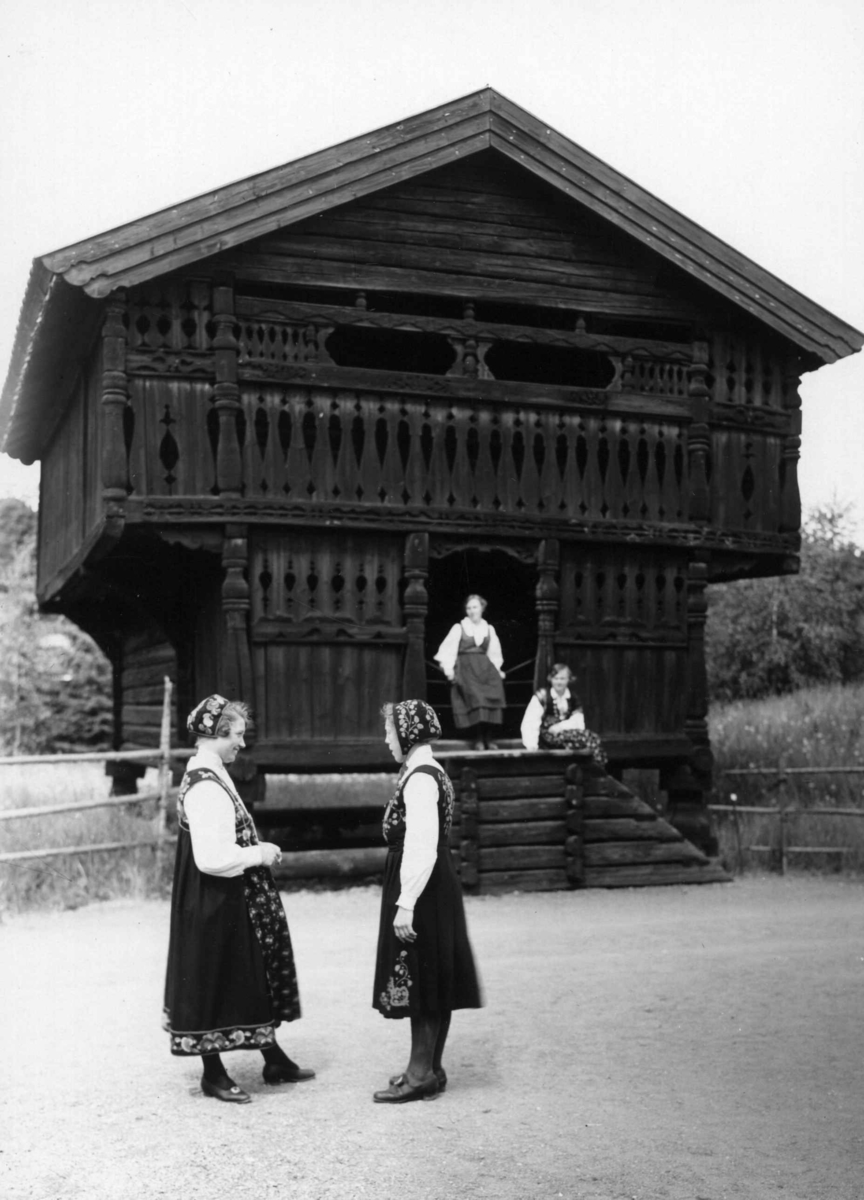 Verter i drakter foran loftet fra Grimsgard, bygning nr.122, Hallingdalstunet på Norsk Folkemuseum.