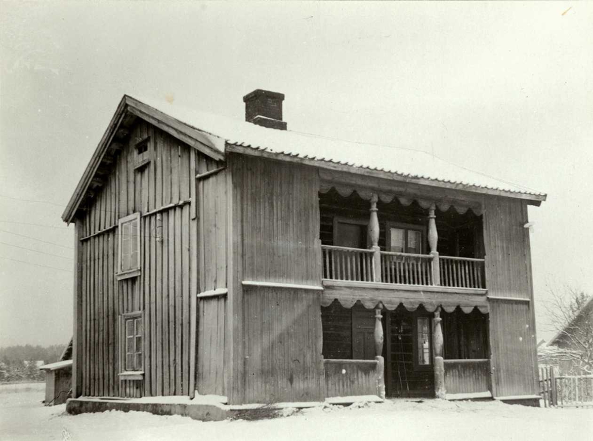 Nygård, Grue, Hedmark. Hovedbygning med svalgang. Vinterbilde.