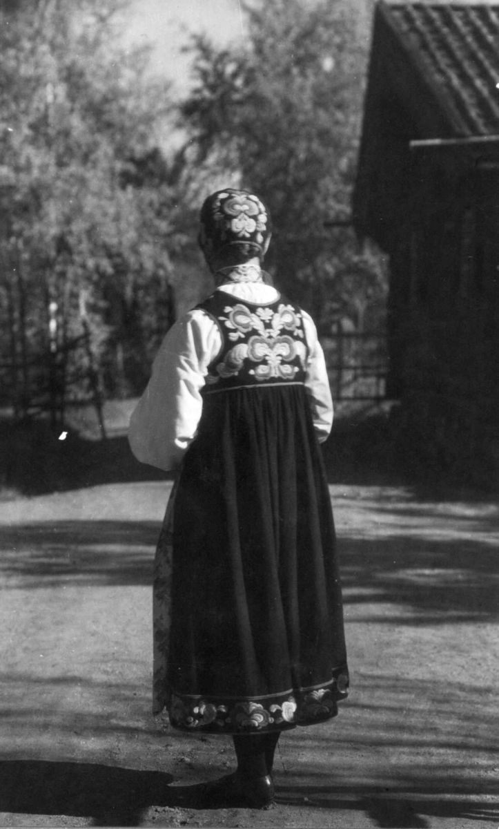 Vert, Gunhild Gjerdene, i Hallingdalsdrakt i Hallingdalstunet på Norsk Folkemuseum.