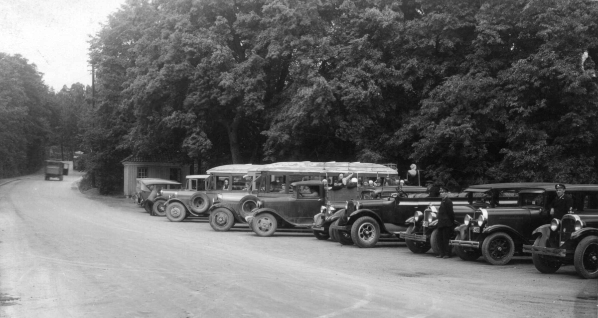Utenbys besøk 1933. Biler parkert i veikanten utenfor hovedinngangen til Norsk Folkemuseum.