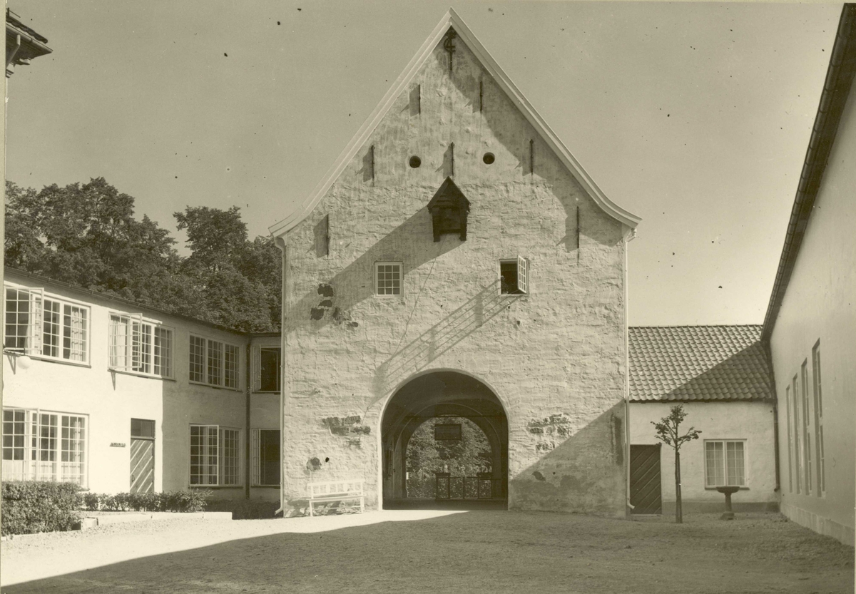 Stadporten med administrasjonsbygg og lagringssalen. Norsk Folkemuseum, Oslo 1939.