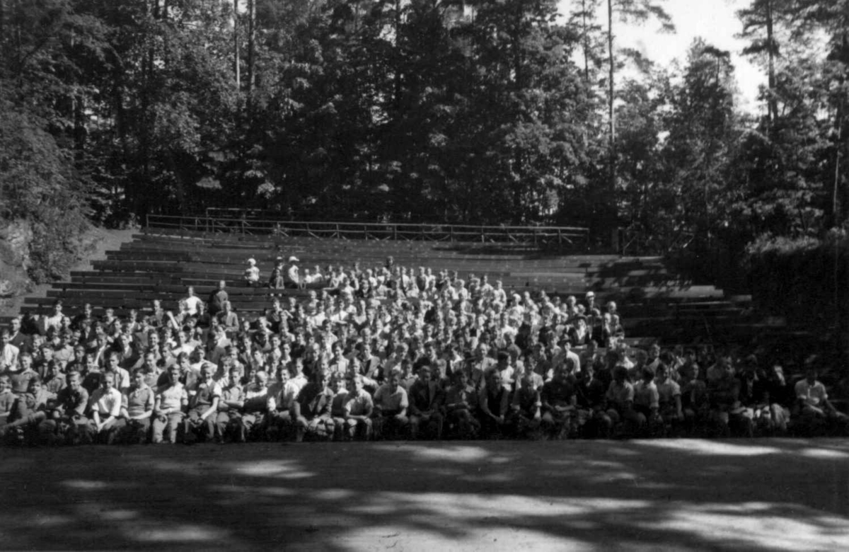 Skolebarn fra Vestheim skole, Oslo på friluftsmuseet på Norsk folkemuseum. Juni 1935.