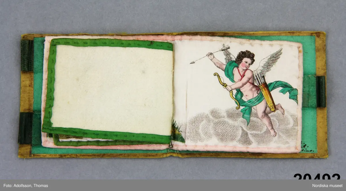 3 kvinnor som handarbetar i en utomhusscen, 2 modeklädda män. 1825-30 års modedräkt
3 unga  kvinnor i  möte med en äldre kvinna med käpp. omkr. 1825-30 års modedräkt
Antik yngling med lyra
Amor med pilbåge
Militäruppställning