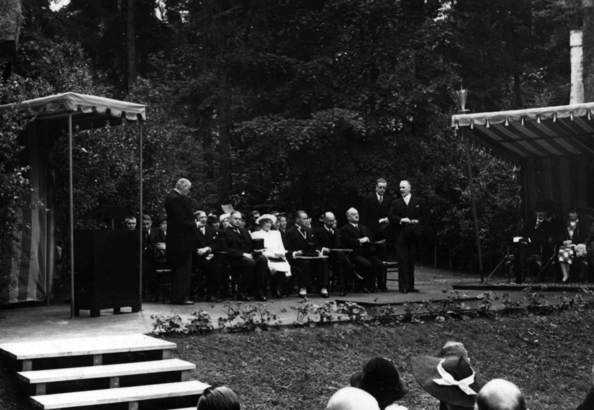 Åpning etter nymontering den 27. juni 1938. Festtaler holdes i Friluftsteateret,NF349. Professor Andreas Lindblom overbringer hilsen
fra Stockholm.