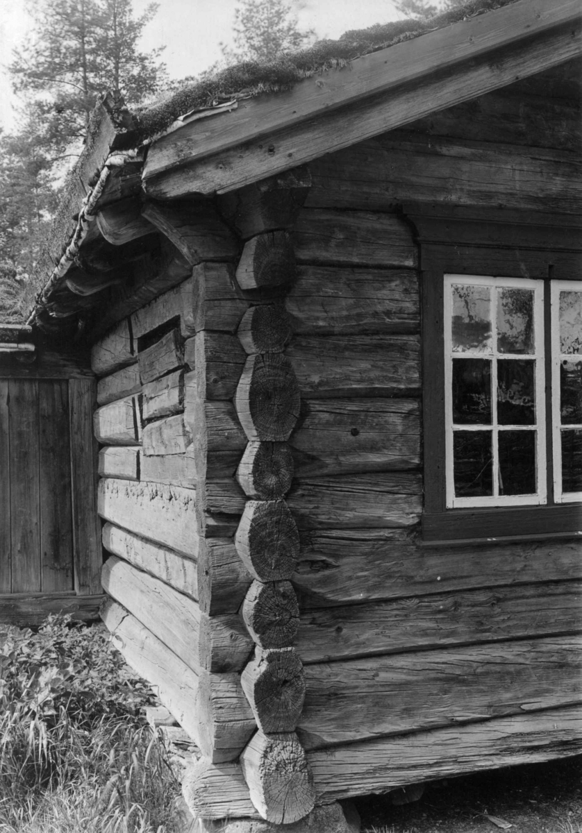 Hansmoen, Tynset, Nord-Østerdal, Hedmark 1927. Laftehoder sør-østre. hjørnet av stuen. Nå på Glomdalsmuseet.