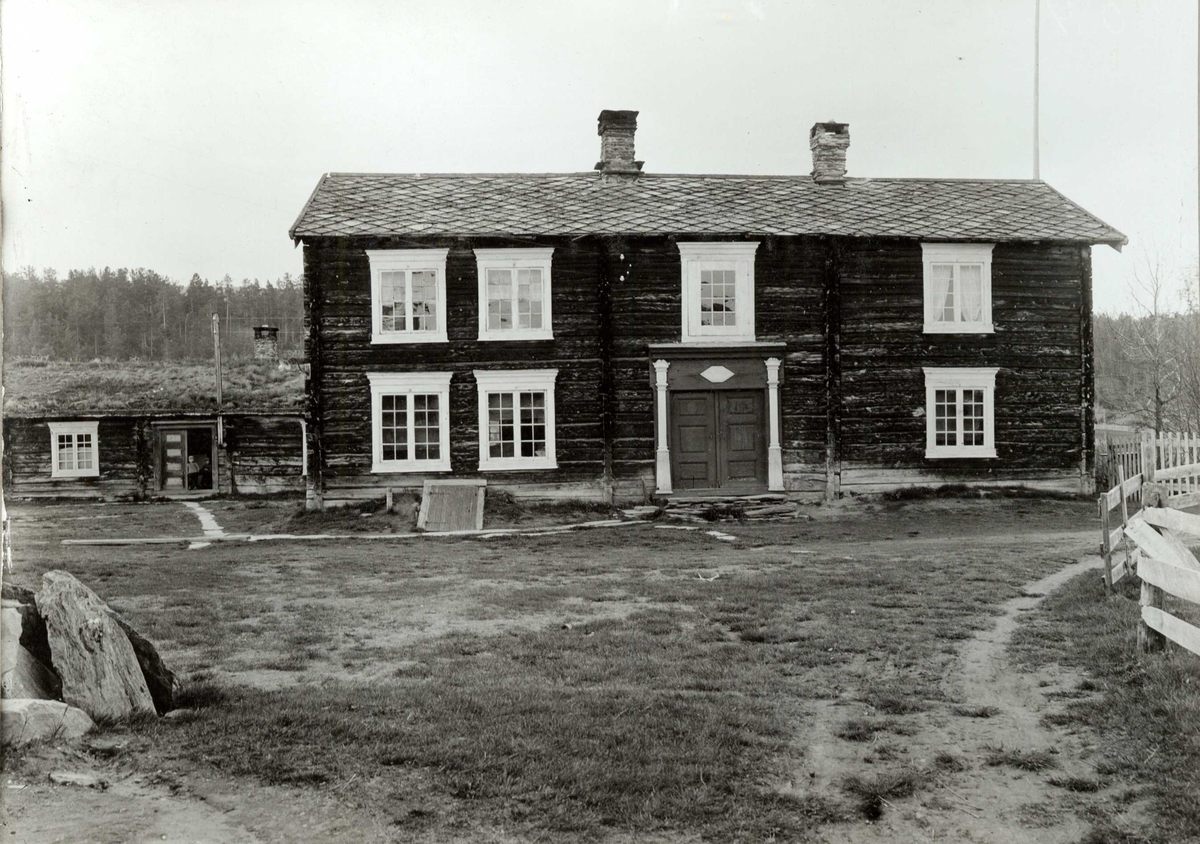 Osmoen, Os, Tolga, Hedmark 1920-årene. Hovedbygning i tømmer.