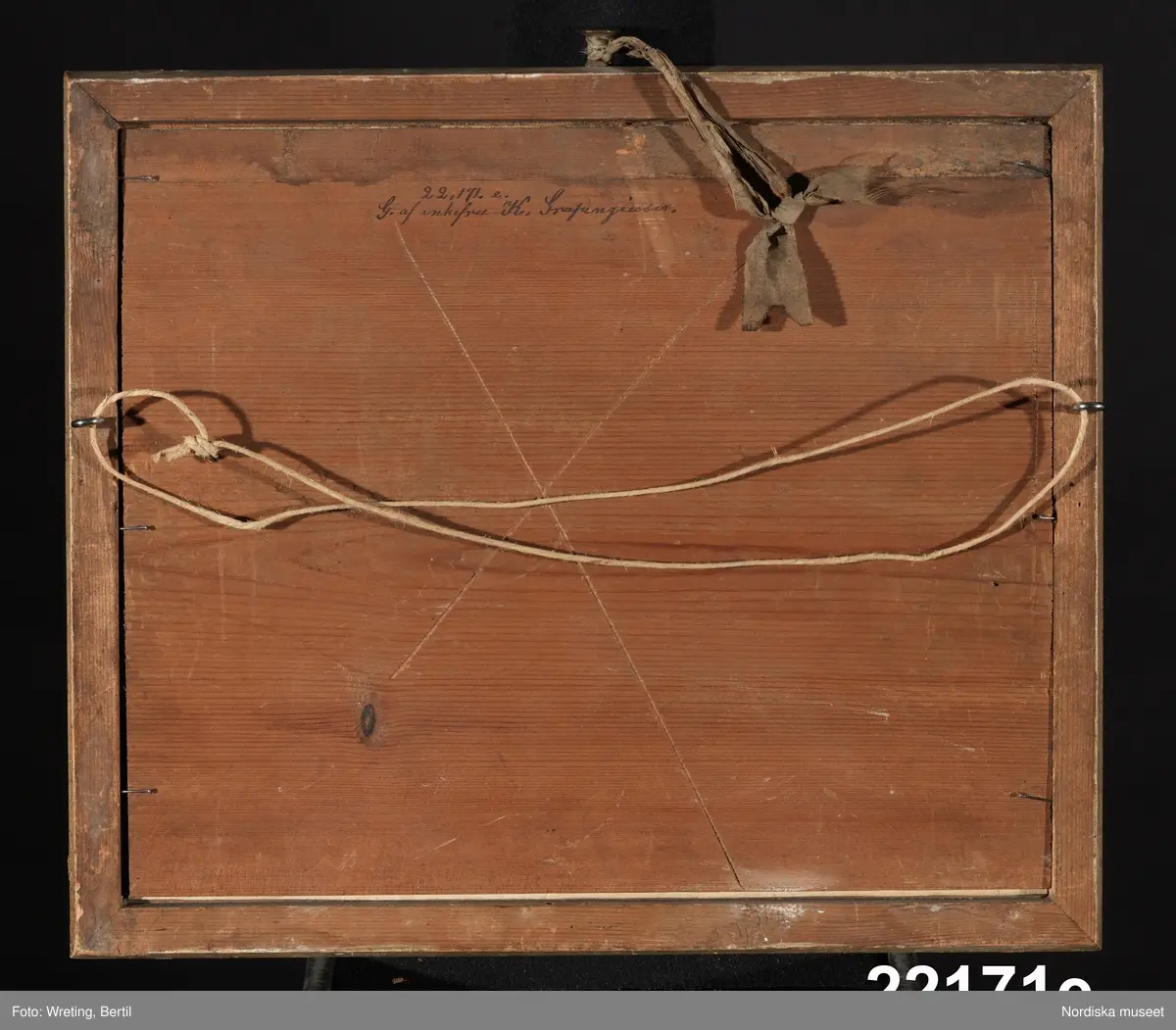 Huvudliggaren:
"Taflor. Broderade. a. Les Graces Villageoises b. Les Graces Poissardes c. Le Debiteur a la mode d. Les Joueures a la mode e. Les Suppléans. G. af enkefru K. Grapengiesser 8/10 1878."