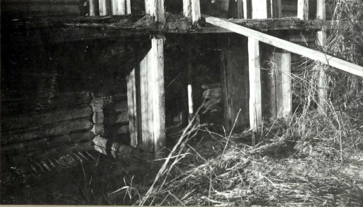Kvislerbråten, Sør-Odal, Hedmark 1942. Detalj av låve under riving. Nå på Norsk Folkemuseum.