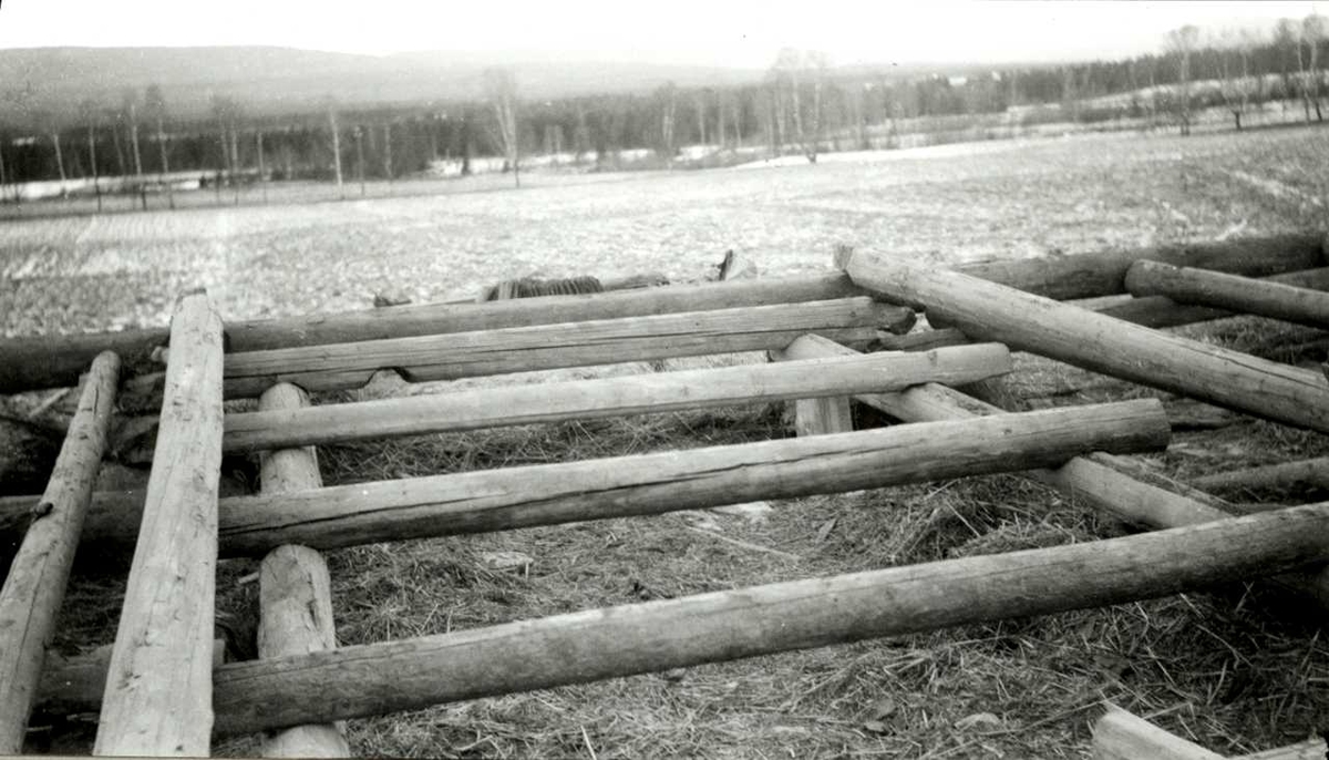 Kvislerbråten, Sør-Odal, Hedmark 1942. Låve under riving, fundamentet. Nå på Norsk Folkemuseum.