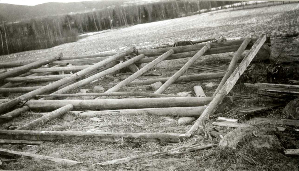 Kvislerbråten, Sør-Odal, Hedmark 1942. Låve under riving, fundamentet. Nå på Norsk Folkemuseum.