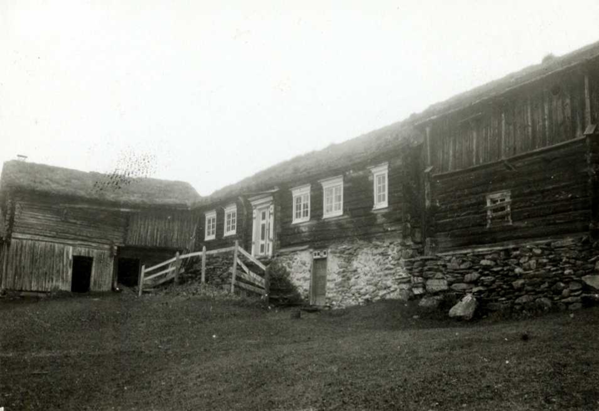 Gamle Rød, Tolga, Hedmark. Gamlestua, gårdsplass.