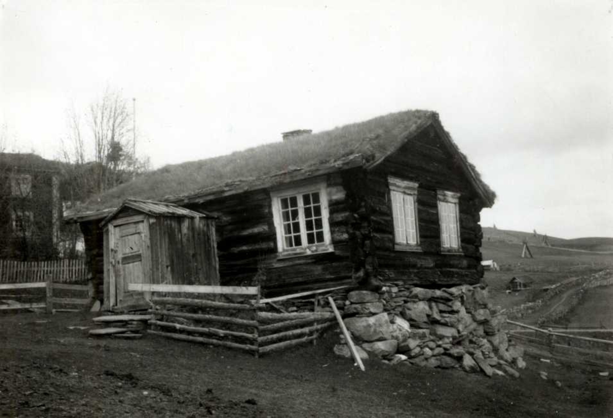 Ousta, (Nils Østen) Vingelen, Tolga, Hedmark. Lita stue i tømmer med torv på taket.