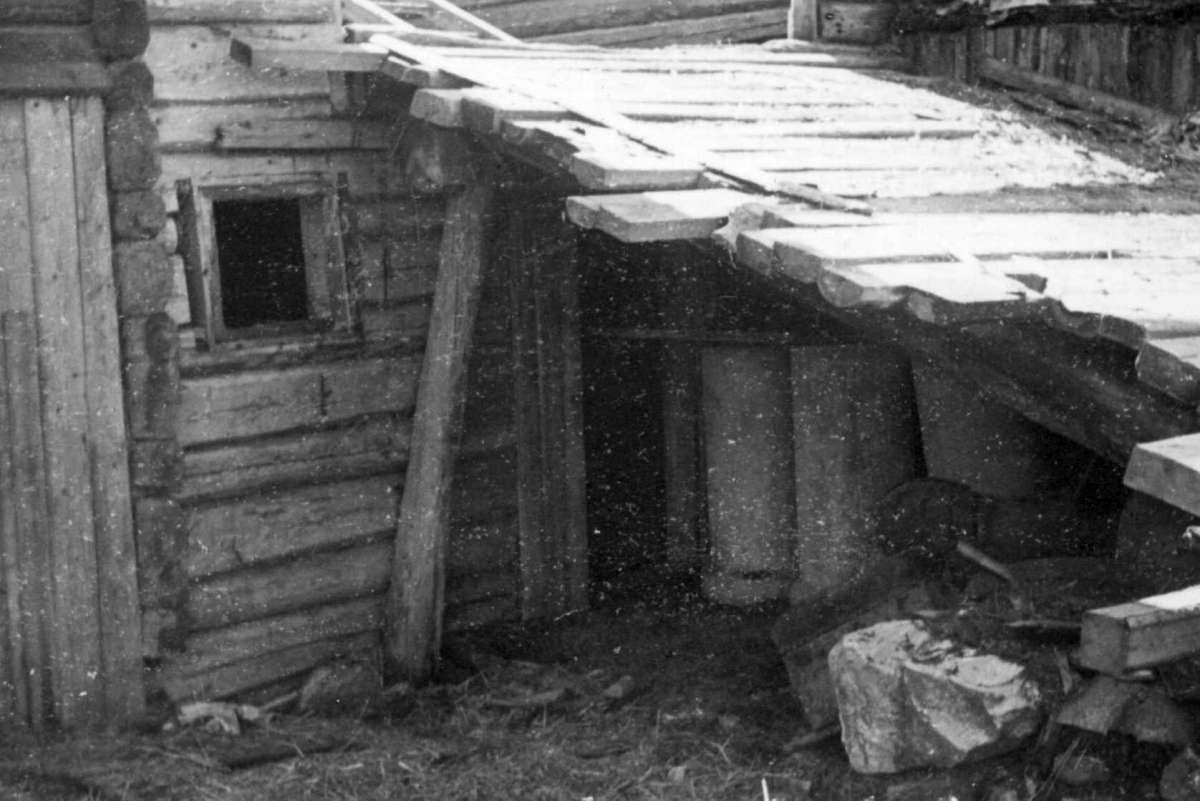 Garsvik, Aurskog-Høland, Akershus 1946. Låve under riving. Låvebru. Nå på Norsk Folkemuseum.