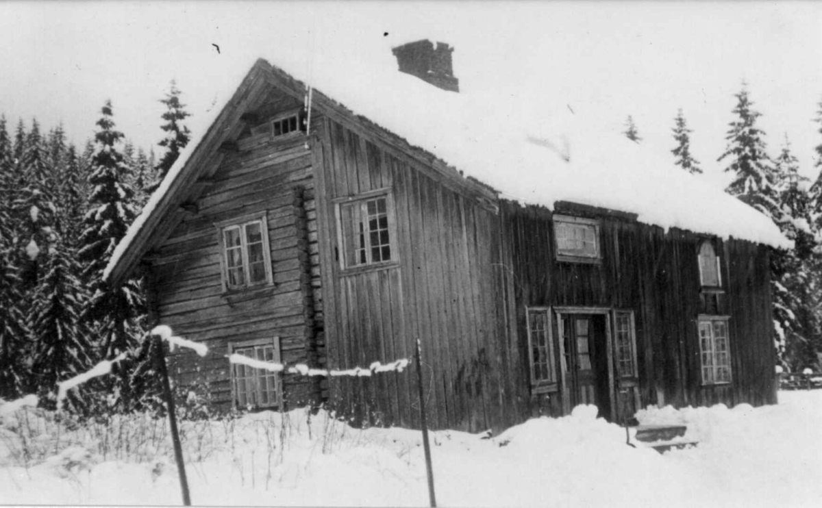 Løkken, Nord-Odal, Hedmark. Vinterbilde av våningshus.