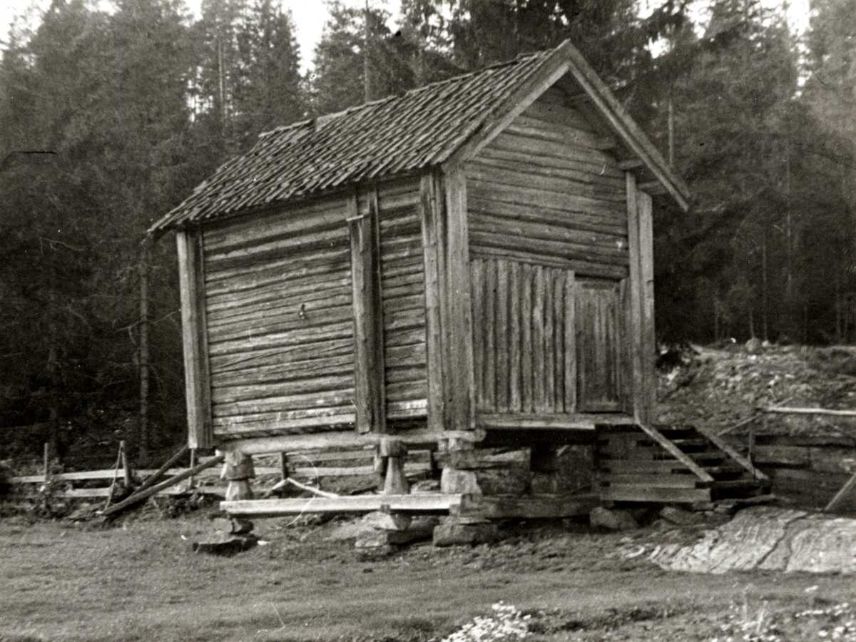 Botnesetra husmannplss, Aurskog-Høland, Nedre Romerike, Akershus. Stabburet med trapp og inngangsdør.