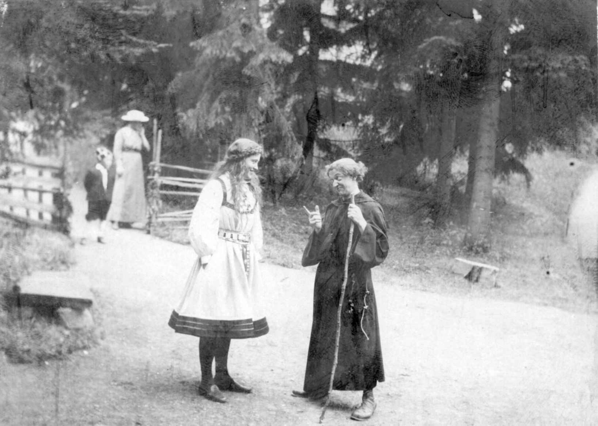 St. Hansfest, Norsk Folkemuseum 1916. Fra teaterforestillingen "Bruderanet". To av skuespillerne med publikum i bakgrunnen.