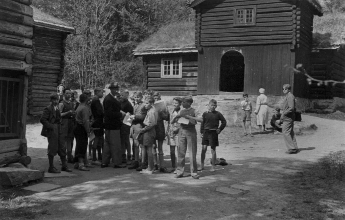 Skolebarn i Østerdalstunet på Norsk folkemuseum, 1951.