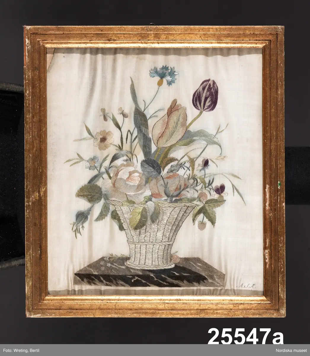 Huvudliggaren:
"Taflor. a. Med broderade blommor på siden. märkt A.S.A. b. Broderad på siden, märkt 'af Anne Sophie Adler'. c. Målad på glas/?/ föreställer Christi nedtagning af korset; märkt 'INRI'. Ink. af enkefru A.M. Beckman jämte 25.546 23/12 1879."