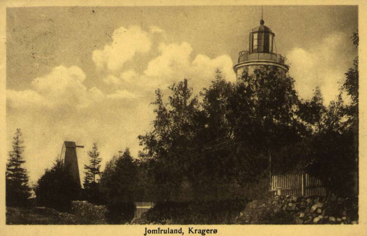 Postkort. Jule- og nyttårshilsen. Fotografisk motiv. Svart/hvitt. Motiv fra Jomfruland. Skog. Jomfruland fyr. Datert 22.12.1916.