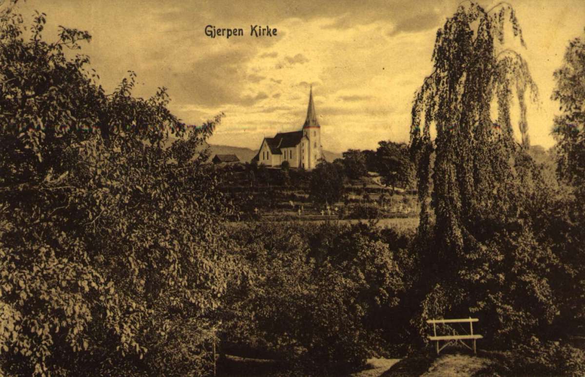 Postkort. Julehilsen. Fotografisk motiv. Svart/hvitt. Landskapsmotiv med Gjerpen kirke. Julemerke for Norske Kvinners Sanitetsforenig. Stemplet 24.12.1912.