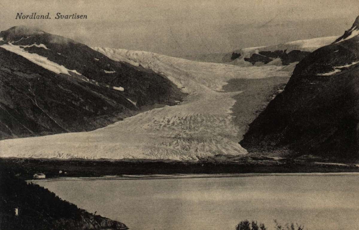 Postkort. Jule- og nyttårshilsen. Fotografisk motiv.  Svart/hvitt. Motiv fra Svartisen, Nordland. Fjell. Fjord. Stemplet 23.12.1919.