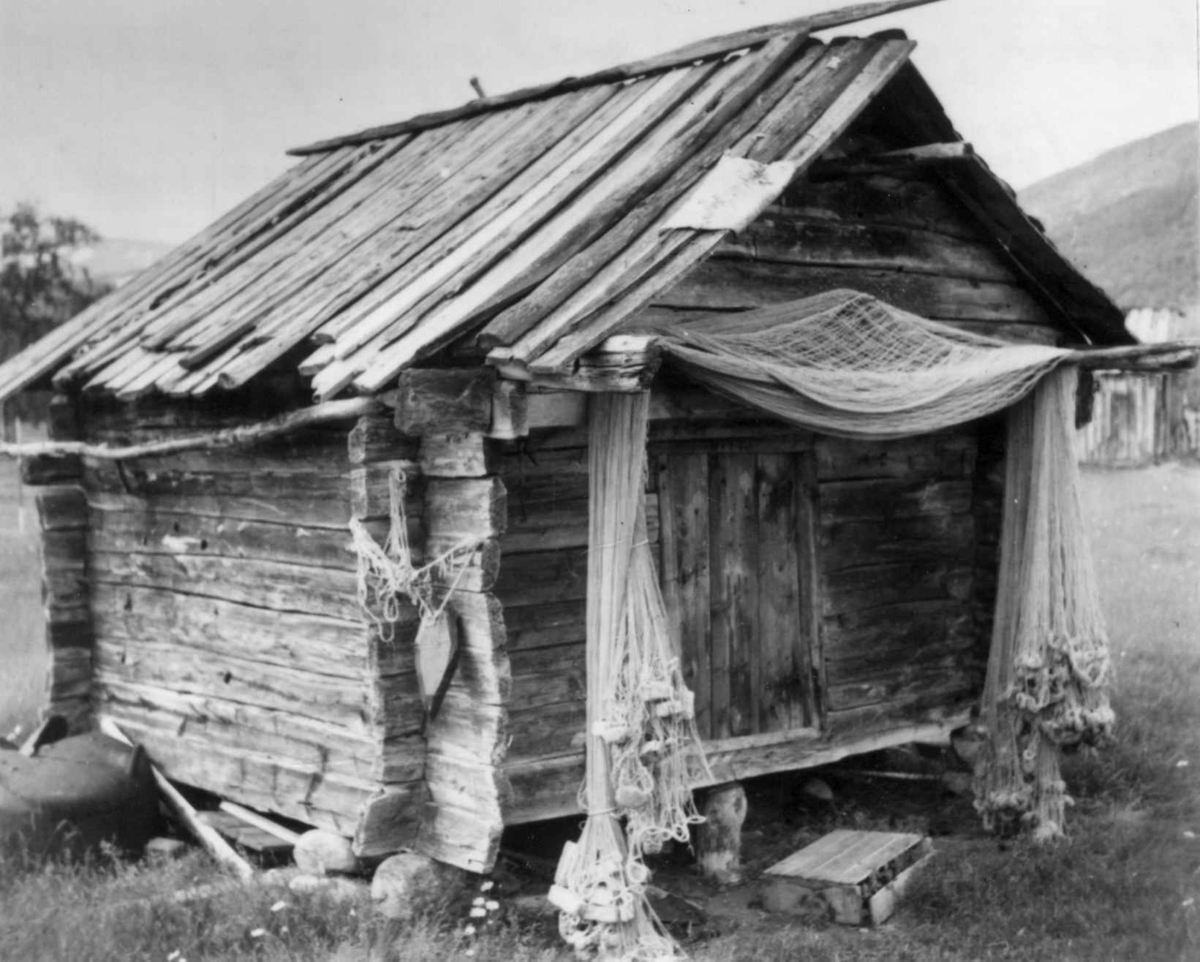 Et stabbur med opphengt fiskegarn, Levajokgiedde 1952.