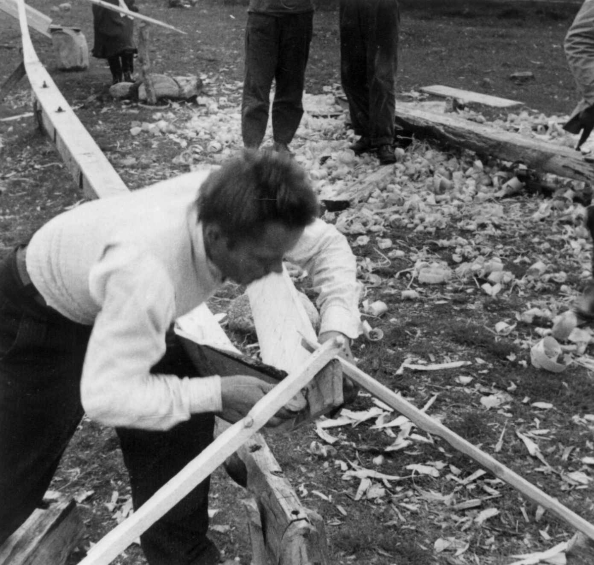 Alfred Rasmus Port bygger båt (4). Kjølbordene blir festet til stavnen. Karasjok 1952.