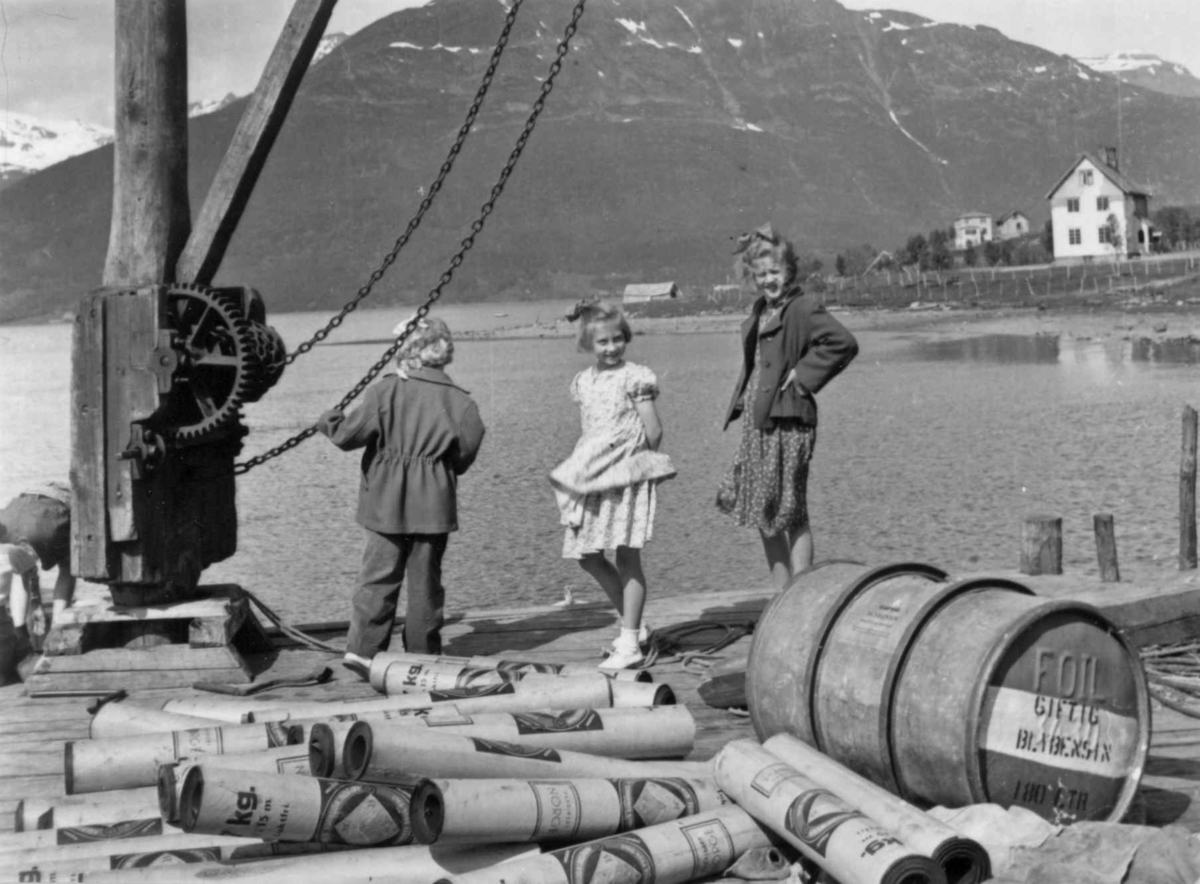 Tre barn som står på Handelsmann Harald Heims brygge, Lakselvbukt, 1952.