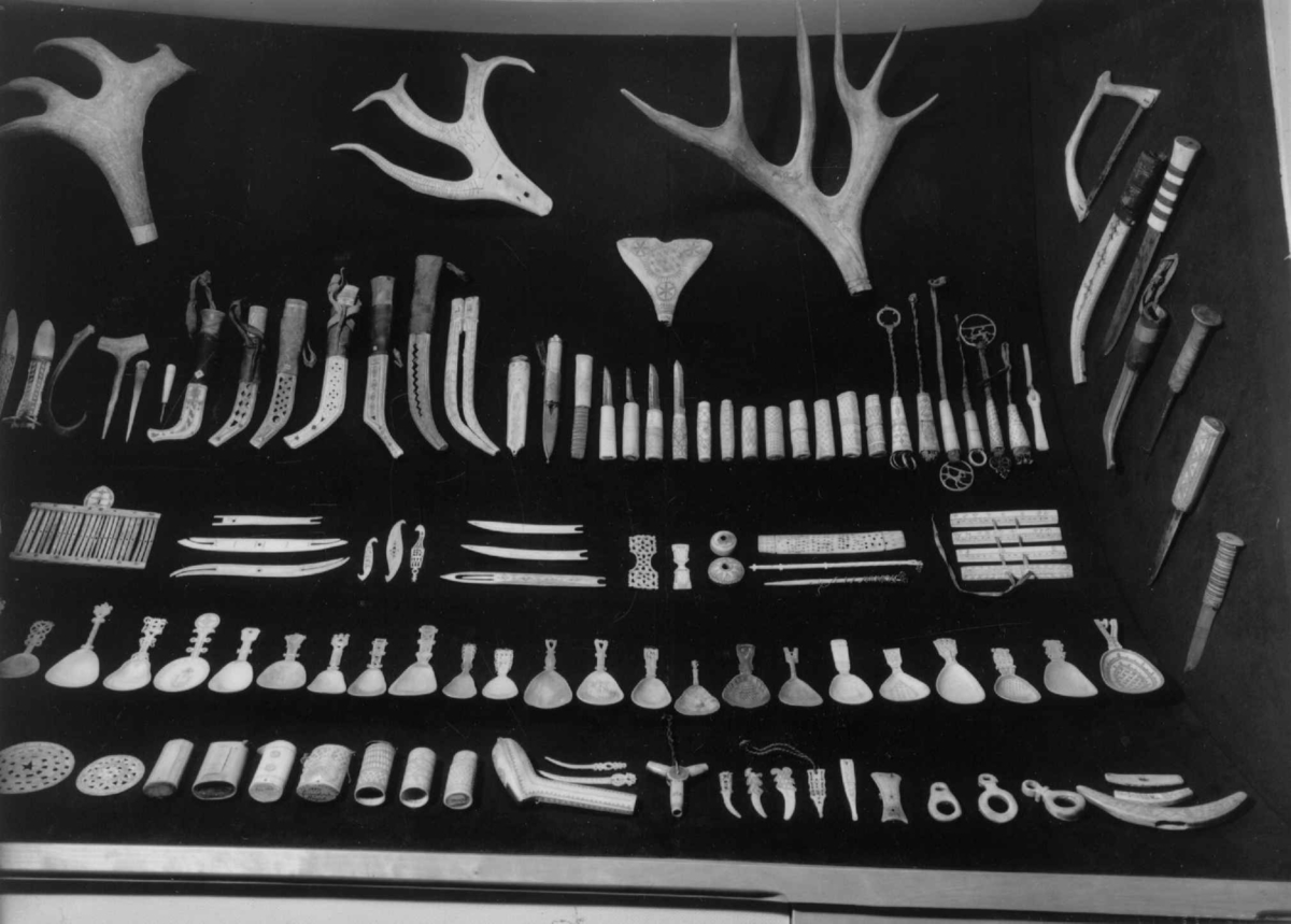 Bensløyd, mannsarbeid. Kniver, skjeer etc. Nordiska Museet, Stockholm.