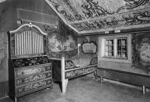 Mykingstua fra , Ål i Hallingdal, nå på Norsk Folkemuseum. Skatollet dat. 22. juni 1827. Stue og skatoll malt av Niels Bæra (Niels H. Sata  1785-1873). Mål plan: 2.10 x 1.75m, høyde til taklist 1.90m