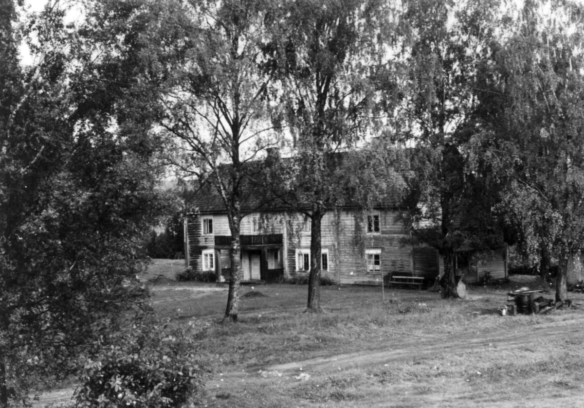 Berg, Nes, Akershus. Hovedhuset fra sydøst. Storgårdsundersøkelser ved Engelstad 1953.
