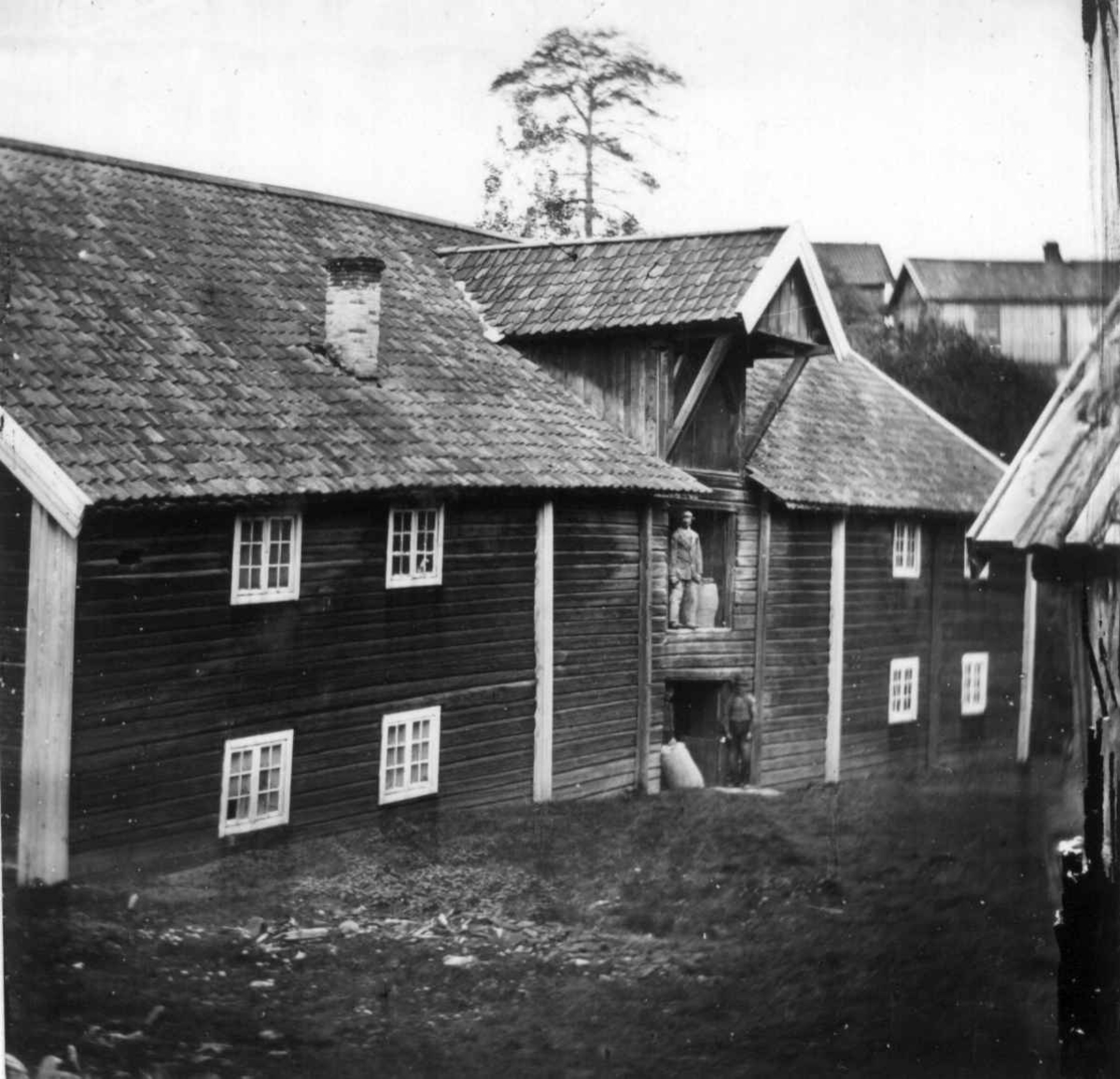 Dal gård, Ullensaker. Låvebygning (?) med tjenestefolk i arbeid med kornsekker(?).
Fra serie fotografert av kammerherre Fredrik Emil Faye (1844-1903), gårdens eier.