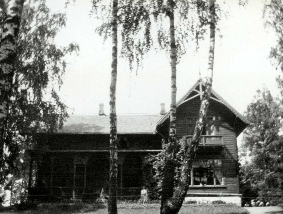 Sommerhuset Munkesletten, Asker, bygget av Halvor Schou.
Fra serie antatt fotografert av kammerherre Fredrik Emil Faye (1844-1903), Dal gård, Ullensaker.