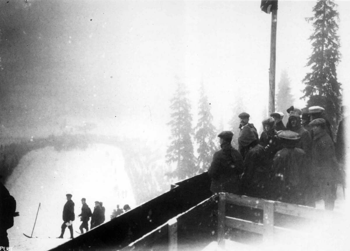 Holmenkollrenn, Oslo. 1910. Vintermotiv. Fra hoppbakken. Tåke. Tilskuere.