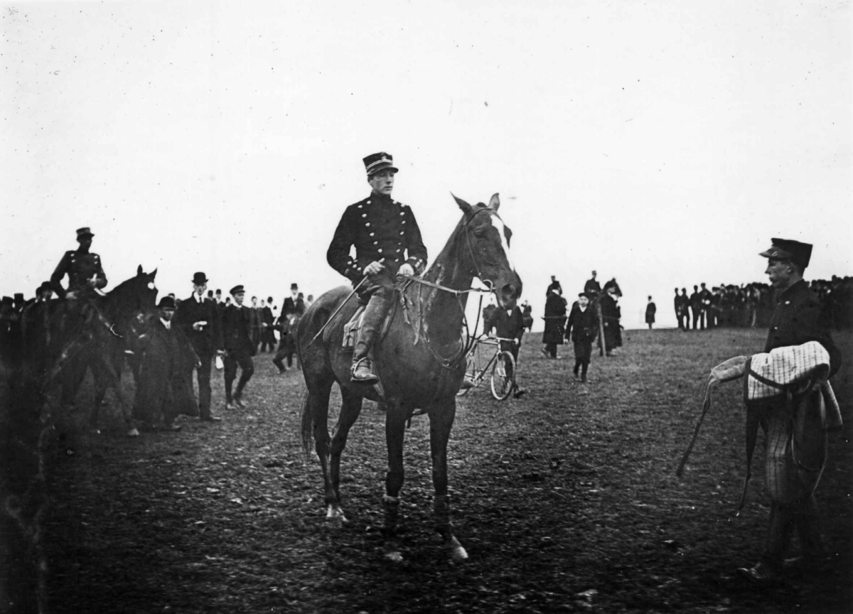 Etterstad, Oslo 1908. Kappritt. Ryttere til hest. Publikum.