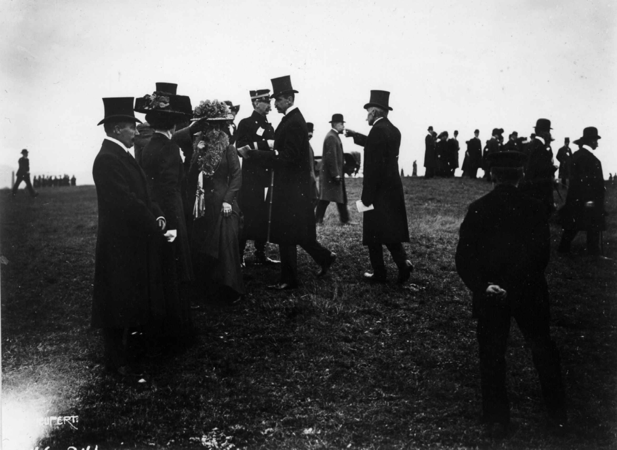 Etterstad? Oslo 1908? Fra kapprittstevne. Til stede kong Haakon og dronning Maud. Publikum.